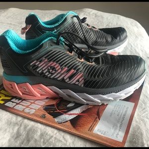 Hoka One One Women’s Arahi-size 8.